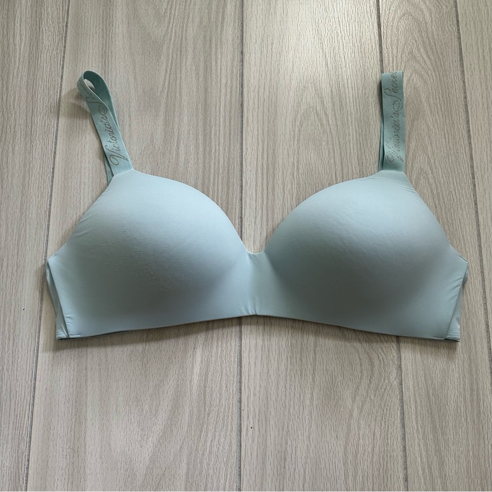 36D victoria’s Secret super soft sea foam green bra